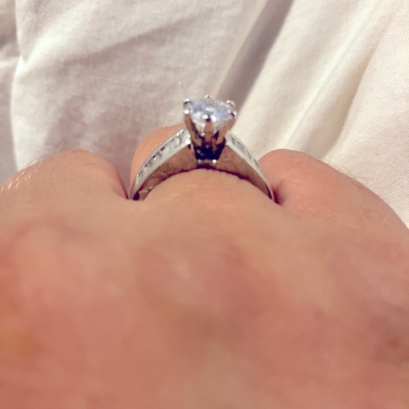 Sensational triple A quality cubic zirconia solitaire ring size 8 - Picture 3 of 6